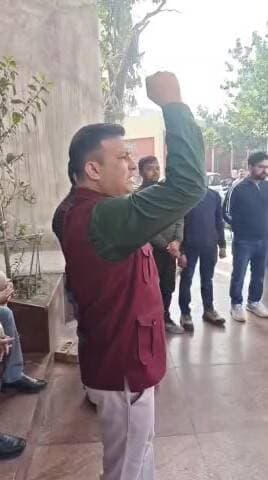 बहादुरगढ़: एचएसईबी वर्कर यूनियन से जुड़े कर्मचारियों का बिजली निगम के मंडल कार्यालय परिसर में रोष प्रदर्शन