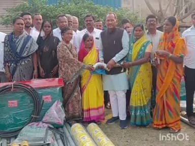 ಔರಾದ್: ಪಟ್ಟಣದಲ್ಲಿ ವಾಲ್ಮೀಕಿ ಅಭಿವೃದ್ಧಿ ನಿಗಮದಿಂದ ಮಂಜುರಾದ ಗಂಗಾ ಕಲ್ಯಾಣ ಪರಿಕರ ಫಲಾನುಭವಿಗಳಿಗೆ ವಿತರಿಸಿದ ಶಾಸಕ ಪ್ರಭು ಚೌಹಾಣ್