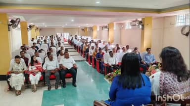 মৰিগাঁও: পবিতৰা হাট প্ৰেক্ষাগৃহত নিৰ্বাচনত নিয়োজিত হ'বলগীয়া ছেক্টৰ আৰু জ'নেল বিষয়াসকলৰ এখন সভা অনুষ্ঠিত হয়