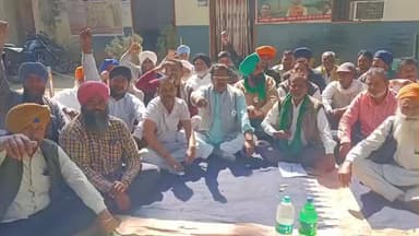 पुवायां: भारतीय किसान यूनियन टिकैत गुट ने विद्युत समस्या को लेकर विद्युत उपकेंद्र पर किया धरना प्रदर्शन