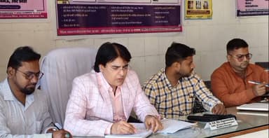 डुमरियागंज: CHC सिरसिया में एएनएम एवं पर्यवेक्षक की मासिक समीक्षा बैठक में अधीक्षक ने दिए आवश्यक निर्देश