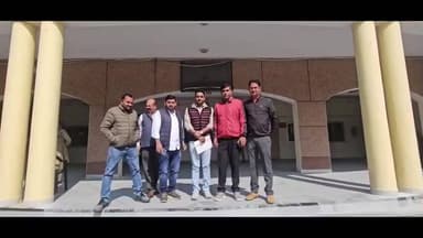 अमरोहा: अमरोहा में लेखपालों ने पारिश्रमिक भुगतान की मांग को लेकर डीएम को दिया ज्ञापन