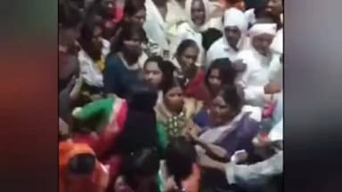 बसमत: औंढा नागनाथ मंदिर परिसरात रथोत्सवाच्या वेळी महिलांमध्ये फ्रीस्टाइल हाणामारी व्हिडिओ व्हायरल