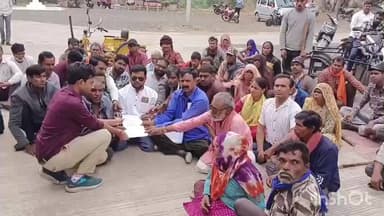 सरदारपुर: SDM कार्यालय में दिव्यांगों ने मांगों को लेकर सौंपा ज्ञापन, तहसीलदार ने ज़मीन पर बैठकर लिया