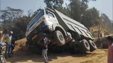 খোয়াই: খোয়াই থেকে আগরতলা যাওয়ার পথে সুবল সিং পাহাড়ের চারঘরিয়ায় বক্স কালভার্ট ভেঙ্গে একটি লরি উল্টে বিপত্তি