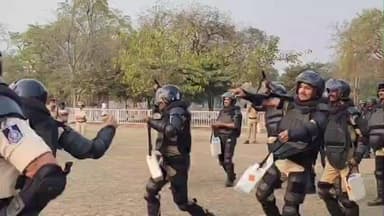 पुनासा: खंडवा सिविल लाइन ग्राउंड में अचानक गूंजे सायरन, धुएं के बीच दौड़ी पुलिस, जानिए क्या था खतरा?