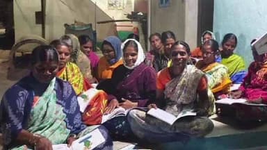 జుక్కల్: నర్సింగ్ రావుపల్లిలో అమ్మకి అక్షరమాల కార్యక్రమం ప్రారంభించిన, వాలంటరీ సవిత, చదువు రాని మహిళలకు పుస్తకాలు పంపిణీ చేశారు