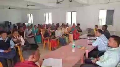 मढ़ौरा: मढ़ौरा प्रखंड सभागार में कल्याण पदाधिकारी ने तीन प्रखंडों के विकास मित्रों के साथ बैठक की