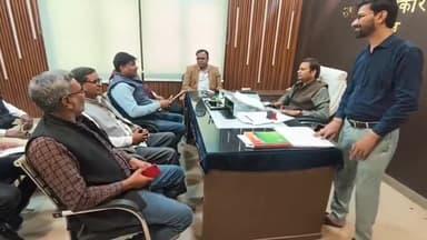 अलीगंज: अलीगंज तहसील में एसडीएम कार्यालय के बैठक सभागार में राजनीतिक दलों के साथ हुई बैठक