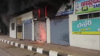 ಹುಬ್ಬಳ್ಳಿ ನಗರ: ನಗರದ ಇಂಡಿಪಂಪ್ ಸರ್ಕಲ್ ಬಳಿ ಶಾರ್ಟ್ ಸರ್ಕ್ಯೂಟ್ನಿಂದ ಬೈಕ್ ಗ್ಯಾರೇಜ್ ಗೆ ಬೆಂಕಿ