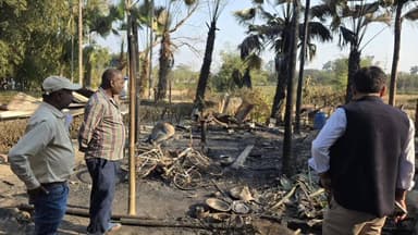 মাৰ্ঘেৰিটা: ডিগবৈ সমষ্টিৰ বৰহাপজান মণ্ডলৰ অন্তৰ্গত অগ্নিত জাহ যোৱা পৰিয়ালৰ বাসগৃহত উপস্থিত বিধায়ক সুৰেন ফুকন