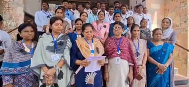 हिंगोली: काळ्या फिती बांधून कर्मचाऱ्यांचे आंदोलन; जिल्हाधिकारी यांना निवेदन, 23 फेब्रुवारीपासून 700 पर्यंत कर्मचारी संपावर जाणार