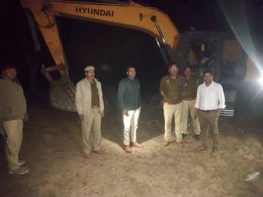 राठ: टोलाखंगारन में निजी भूमि से अवैध मौरंग और मिट्टी खनन पर प्रशासन ने छापेमारी, एक पोकलैंड मशीन और दो ट्रक किए ज़ब्त