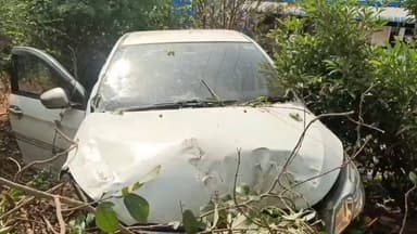 நாமக்கல்: களங்காணியில் தேசிய நெடுஞ்சாலையில் இ-பைக் மீது கார் மோதியதில் பைக் எரிந்து சேதமடைந்தன