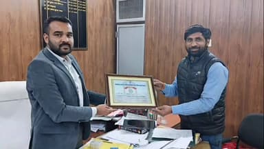 किशनगंज: स्मृति वन विकसित करने पर एसडीएम ने लोकेश नागर को किया सम्मानित