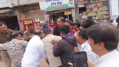 नौगांव: नौगांव में मंत्री कैलाश विजयवर्गीय के खिलाफ कांग्रेस का प्रदर्शन, पुलिस ने छुड़ाया अधजला पुतला