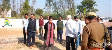 धामपुर: नहटौर ब्लॉक के गांव गिलाड़ी में आयोजित चौपाल कार्यक्रम में जिलाधिकारी ने ग्रामीणों से संवाद किया और उनकी समस्याएं सुनीं