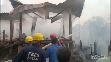 ধেমাজি: যোৱা কালি নাহৰবাৰীত আকস্মিক ভাবে জুইত ভস্মিভূত ঘৰৰ পৰিয়ালৰ সৈতে মত বিনিময় মন্ত্ৰী ৰণোজ পেগু ৰ