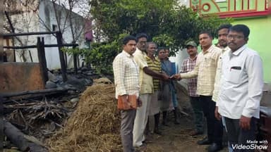 గజపతినగరం: దేవుపల్లిలో అగ్ని ప్రమాద బాధితునికి తహసిల్దార్ కార్యాలయం తరఫున ఆర్థిక సహాయం అందజేసిన తహసిల్దార్ రాజేశ్వరరావు