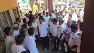 ಶಿಡ್ಲಘಟ್ಟ: ನಮ್ಮ ಕ್ಷೇತ್ರದಲ್ಲಿ ಉದ್ಯೋಗವನ್ನು ಹರಸಿ ಹೊರಗೆ ವಲಸೆಹೋಗುತ್ತಿದ್ದಾರೆ ಅದನ್ನ ತಡೆಯಲು ಸ್ಥಳೀಯ ಸಂಸ್ಥೆಗಳಲ್ಲಿ ಸ್ಥಳೀಯರಿಗೆ ಮೊದಲ ಆದ್ಯತೆ ನೀಡಿ