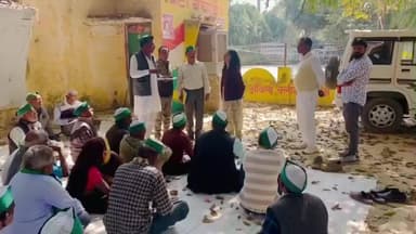 आंवला: आंवला में भाकियू टिकैत ने तहसील गेट पर मासिक पंचायत की, नायब तहसीलदार को किसानों की समस्याओं पर सौंपा ज्ञापन