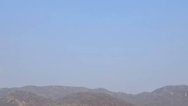 भारतीय वायु सेना की सूर्यकिरण ऐरोबेटिक टीम ने अपने हुनर का प्रदर्शन किया, तो जयपुरवासियों का जोश आसमान छूने लगा