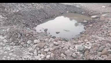 भीमपुर: धामनिया सहित गांवों में जल संकट, किसान नदियों में गड्ढे खोदकर कर रहे सिंचाई, सूख रही फसलें