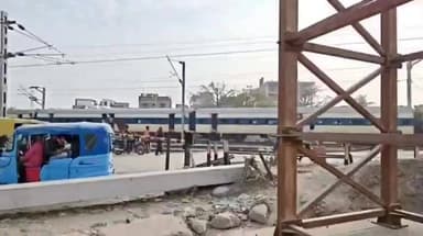 डुमरा: मटेरियल और मजदूरी भुगतान में लापरवाही से मेहसौल में वर्षों से बन रहा रेलवे ओवरब्रिज का निर्माण ठप