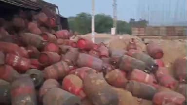 पुष्कर: अजमेर नागौर हाईवे पर गैस सिलेंडर से भरा बड़ा टैंकर अनियंत्रित होकर पलटा, ड्राइवर मौके से फरार, पुलिस पहुंची मौके पर