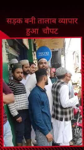 सरधना: गंज बाजार की सड़क जल भराव के कारण झील में हुई तब्दील, व्यापारियों के कारोबार हुए चौपट, जिम्मेदार अधिकारी नहीं सुन रहे