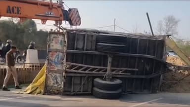 करनाल: नेशनल हाईवे टोल प्लाजा के पास तुड़ी से भरा ट्रक निकला, बड़ा हादसा टला