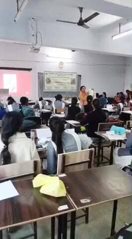 राजातालाब: सेवापुरी के पंडित दीनदयाल उपाध्याय राजकीय महिला महाविद्यालय में आयोजित हुई एकदिवसीय मधुबनी पेंटिंग प्रशिक्षण कार्यशाला