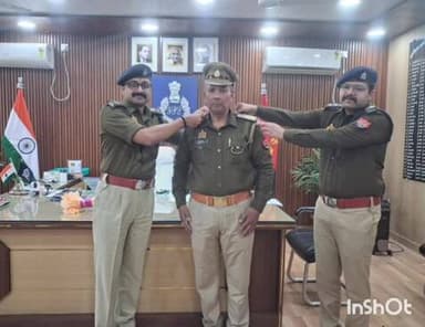 टांडा: एसपी और टांडा सीओ ने मुख्य आरक्षी को उप निरीक्षक पद पर पदोन्नति पर पदचिन्ह लगाकर दी बधाई