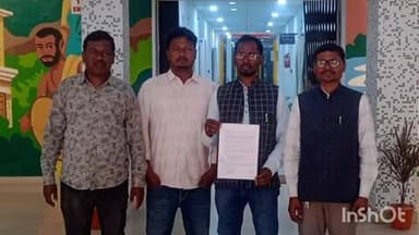 मनोहरपुर: मनोहरपुर-आनंदपुर प्रखंड के प्रतिनिधिमंडल ने NH-320D सड़क निर्माण में अनियमितता पर डीसी को ज्ञापन सौंपा