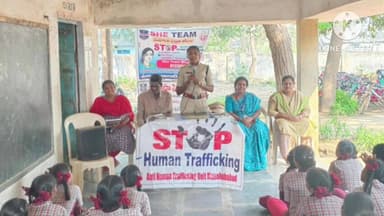 మహబూబాబాద్: గుండ్రాతిమడుగు జడ్.పి.హెచ్.ఎస్ హైస్కూల్లో షీ టీం, భరోసా, సైబర్ క్రైమ్ అవగాహన కార్యక్రమం ,పాల్గొన్న షీ టీం ఎస్ఐ సునంద