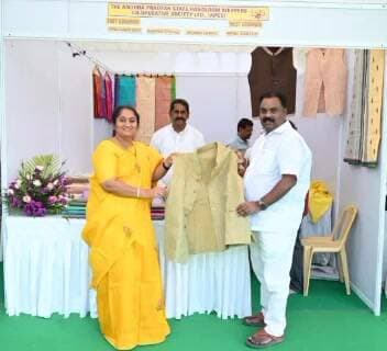 అసెంబ్లీ ఆవరణలో చేనేత స్టాల్లు పరిశీలించిన మంత్రి సవిత