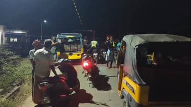 உளுந்தூர்பேட்டை: பரிக்கல் ரயில்வே கேட்டை உடைத்துச் சென்ற கார் ; கேட் சரி செய்யப்பட்டு 45 நிமிடங்களுக்குப் பிறகு சென்ற வந்தே பாரத் மற்றும் விரைவு ரயில்கள்