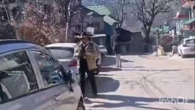 मनाली: जगतसुख में सड़क के दोनों ओर अनधिकृत रूप से खड़े वाहनों के खिलाफ मोटर वाहन अधिनियम के तहत कार्रवाई की गई