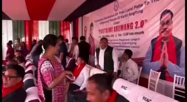 ডিফু: কাৰ্বি পৰিষদৰ তৰফৰ পৰা খিলঞ্জীয়া ভূমিপুত্ৰ সকলক মাটিৰ পট্টা বিতৰণ কৰে CEM তুলিৰাম ৰংহাঙে, উপস্থিত ই এম, এম এ চি