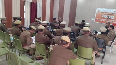 कालपी: कालपी कोतवाली सभागार में एडिशनल एसपी ने सर्किल के थानेदारों के साथ की अपराध समीक्षा बैठक, दिए निर्देश