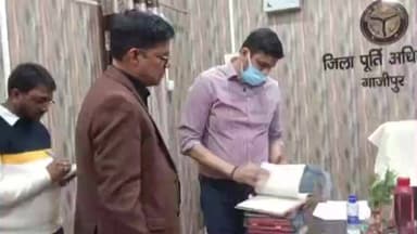 गाज़ीपुर: डीएम ने विभागों का किया औचक निरीक्षण, लापरवाही पर तीन कर्मचारियों का रोका वेतन, कर्मचारियों में मचा हड़कंप