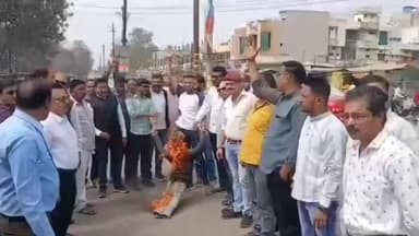 नरसिंहपुर: सुभाष पार्क चौक पर कांग्रेसियों ने मंत्री कैलाश विजयवर्गी का पुतला फूंका