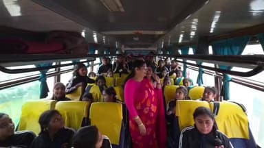 कासगंज: जिले के कस्तूरबा गांधी आवासीय बालिक विद्यालयों की 800 छात्राएं शैक्षिक भ्रमण पर रवाना