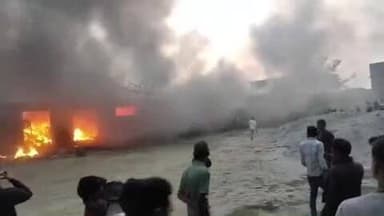 पडरौना सुभाष चौक पर लगी भीषण आग प्लास्टिक का गोदाम जलकर राख