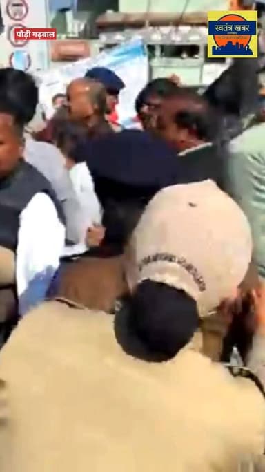 सीएम धामी के पौड़ी पहुंचने पर कांग्रेसियों ने किया विरोध प्रदर्शन। #uttrakhand #paurigarhwal