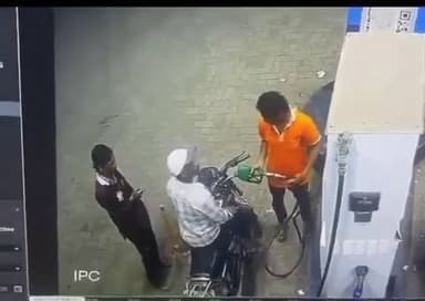 #छत्तीसगढ़ के रायपुर में पेट्रोल पंप पर सिगरेट पीने से मना करने पर नाराज युवक ने नोजल पाइप में लाइटर से आग लगा दी ।