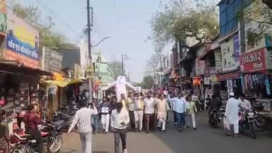 खंडवा नगर: औकात मामले में मंत्री विजयवर्गीय का पुतला फूंका, खंडवा में कांग्रेसियों ने माफी और इस्तीफे की मांग की