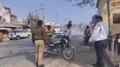 चंदौसी: चंदौसी के बदायूं चुंगी पर यातायात पुलिस ने मॉडिफाई साइलेंसर वाली बाइकों के 12 चालान काटकर की कार्रवाई