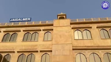 "पीले बलुआ पत्थर की नक्काशी और सोनार किले जैसी भव्यता!"
जैसलमेर रेलवे स्टेशन अब सिर्फ एक स्टॉप नहीं, बल्कि हमारी गौरवशाली विरासत का आधुनिक आईना है।