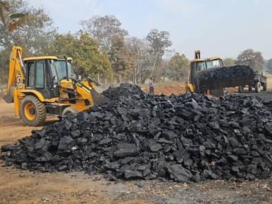 बरकागाँव: बड़कागांव वन विभाग ने अवैध रूप से ले जाए जा रहे 10 ट्रैक्टर कोयला किया ज़ब्त